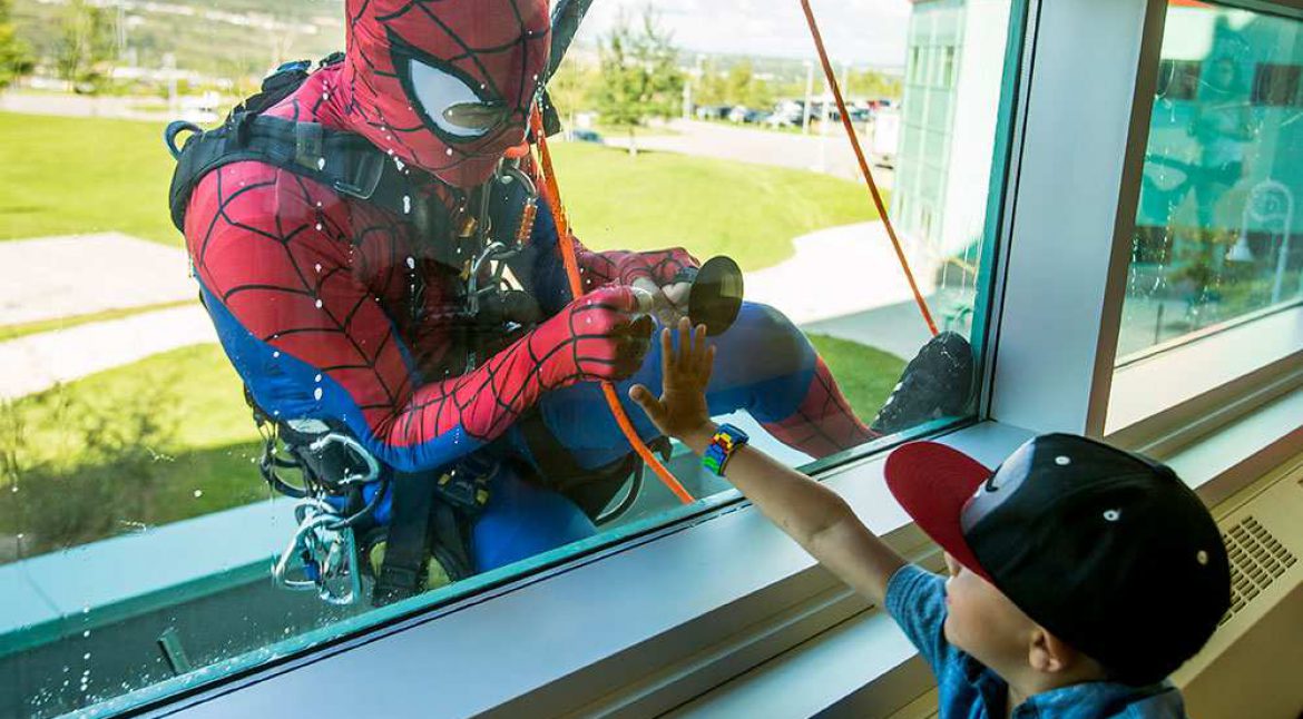 Spiderman sjell Babadimrin në Hemato-Onkologji